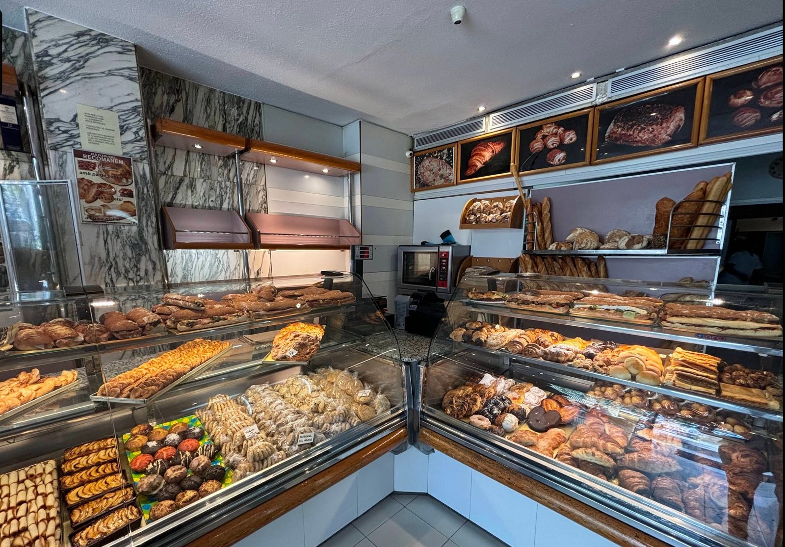 Interior de la fleca Frupanet amb la vitrina plena de croissants, galetes i pa artesà – Eixample, Barcelona
